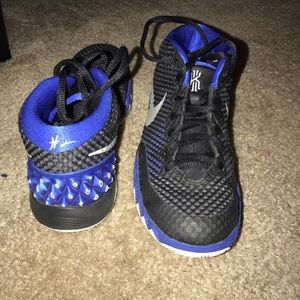 Kids Kyrie's black/blue