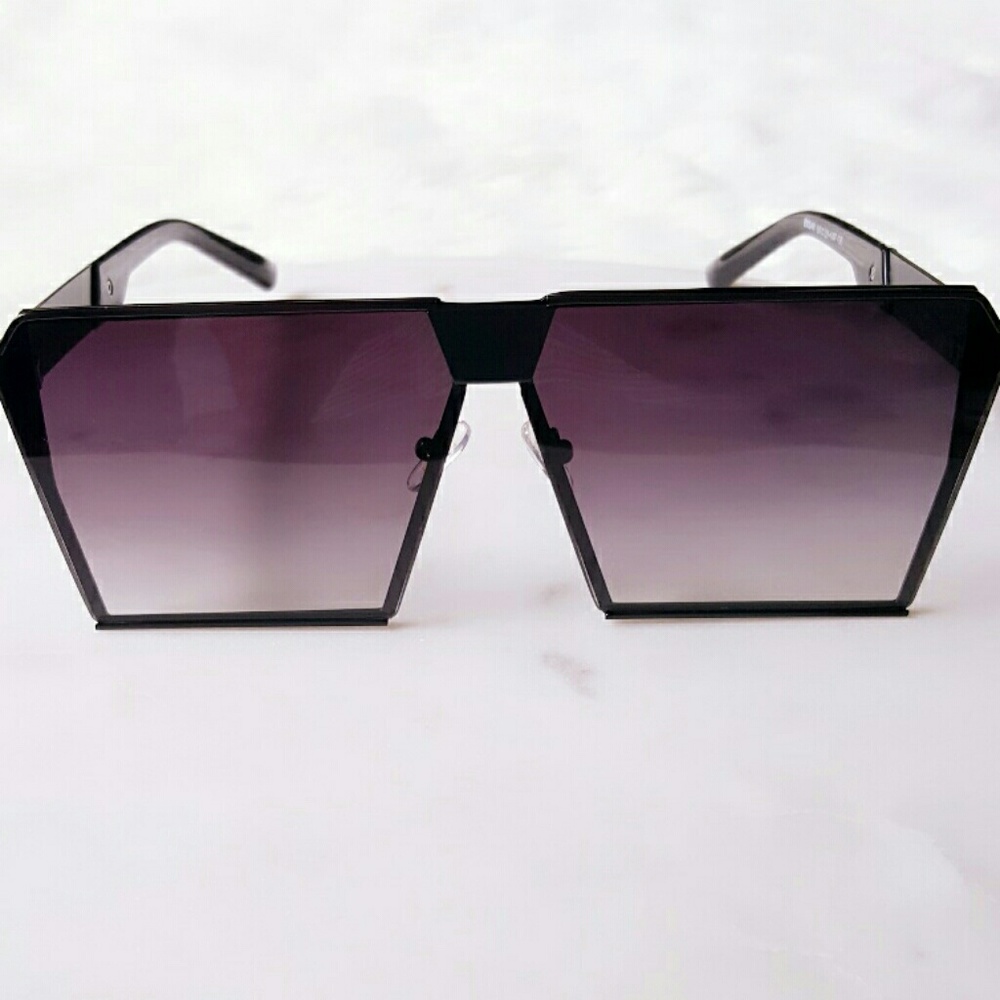 🎉HP🎉 Sleek Oversized Sunglasses With Pouch - Picture 4 of 6