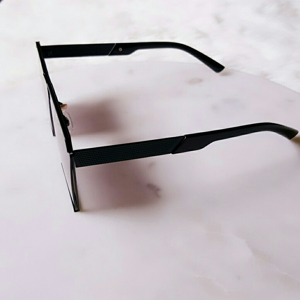 🎉HP🎉 Sleek Oversized Sunglasses With Pouch - Picture 5 of 6