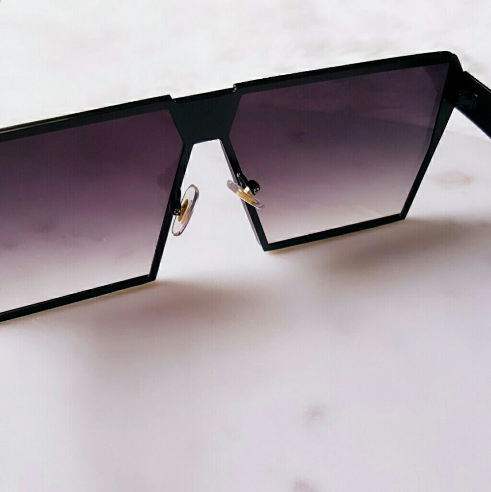 🎉HP🎉 Sleek Oversized Sunglasses With Pouch - Picture 6 of 6
