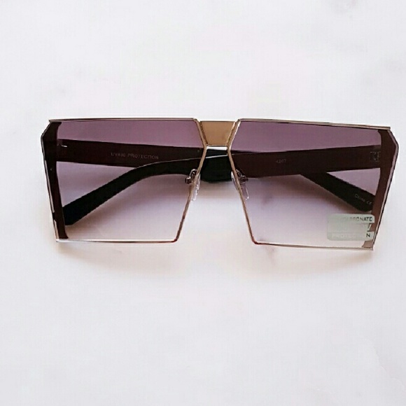 🎉HP🎉 Sleek Oversized Sunglasses With Pouch - Picture 2 of 6