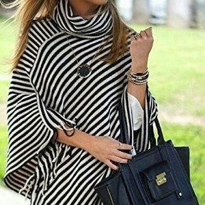 Striped pullover chic black & white poncho
