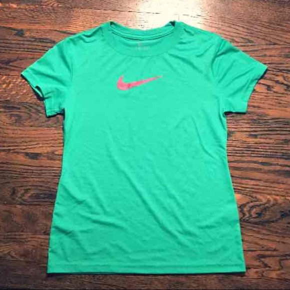 ❌SOLD❌ Green T-shirt w/Hot Pink Nike Swoosh Logo