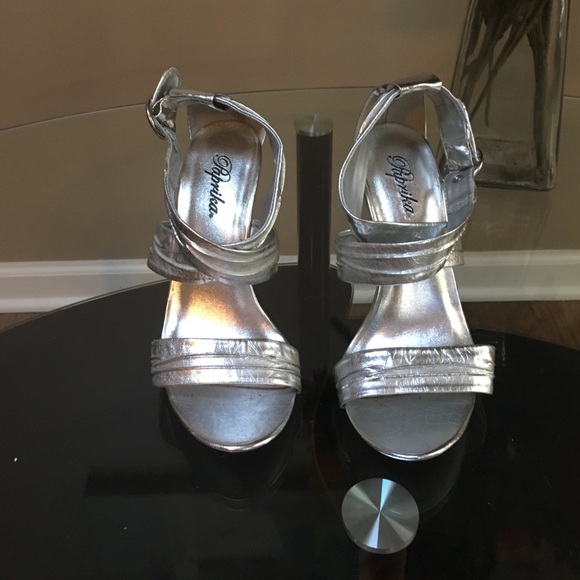 Silver heels. - Picture 2 of 3
