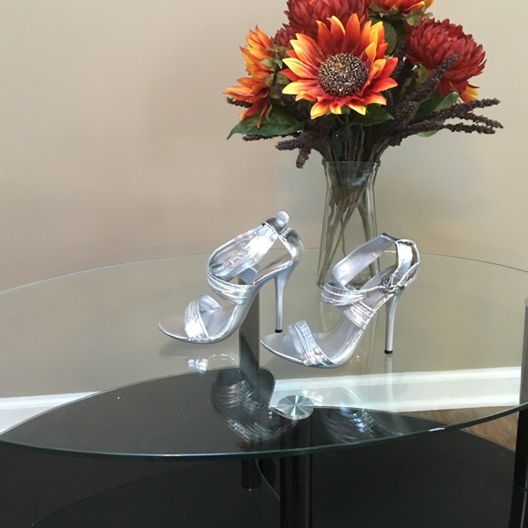 Silver heels. - Picture 3 of 3