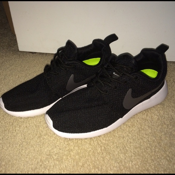 Black Nike Roshes