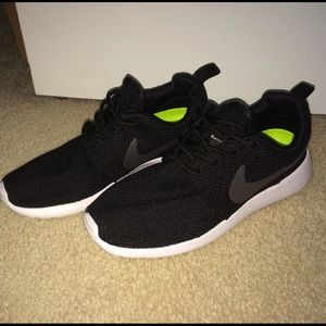 Black Nike Roshes