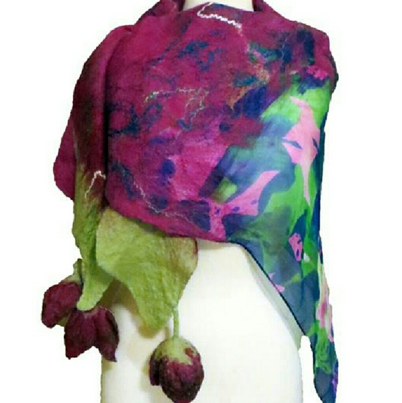 Triangle nuno-felting scarf from wool and silk - Picture 1 of 1
