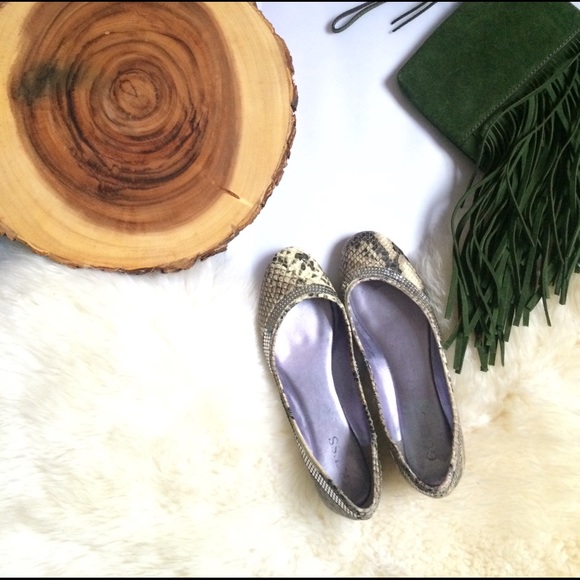 Guess Shoes - Guess snakeskin flats size 6