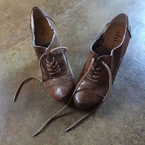 ON SALE ✨Brown Shi Lace Booties✨