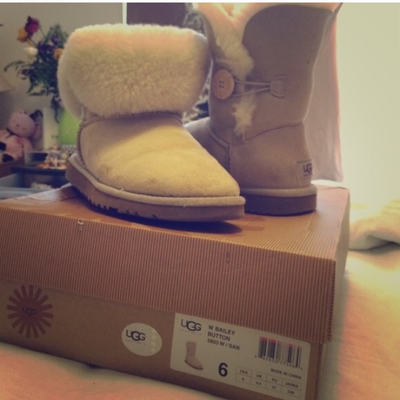 Size 6 uggs - Picture 1 of 2