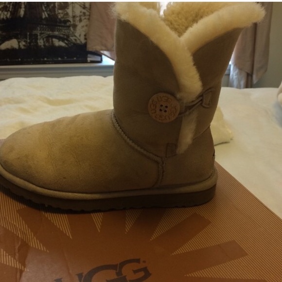 Size 6 uggs - Picture 2 of 2