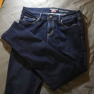 Dark blue Levi's, modern skinny