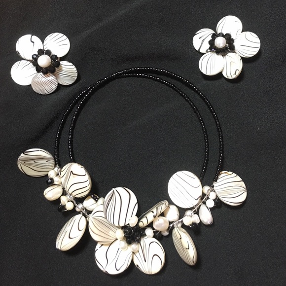 Beautiful shell, pearl & bead necklace earring set