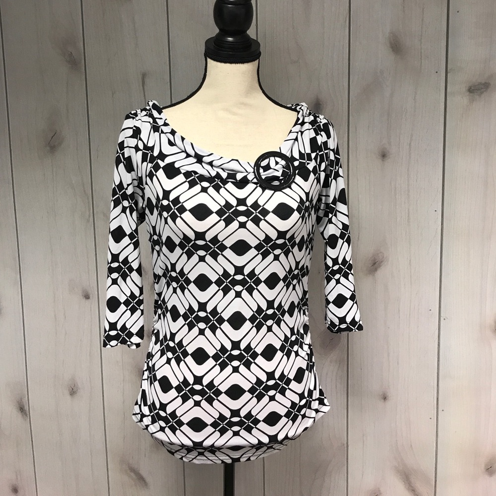 Black and white stretchy top