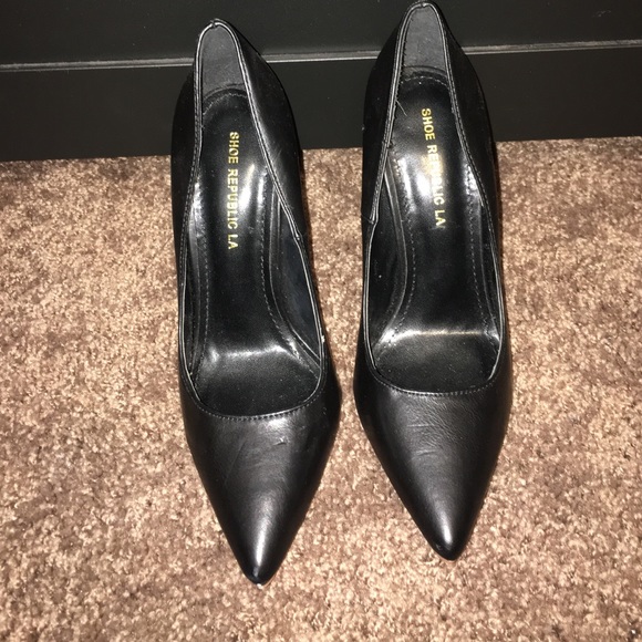 Black pointed toe heels/pumps