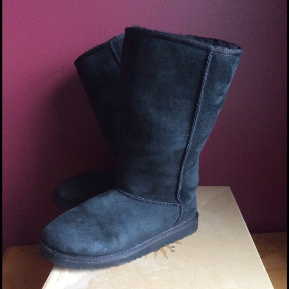 black classic uggs size 6 black classic uggs size 6