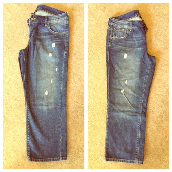 Boyfriend fit, distressed ankle length jeans