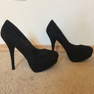 NEW SIZE 9 BLACK VELVET FINISH PLATFORM PUMPS!