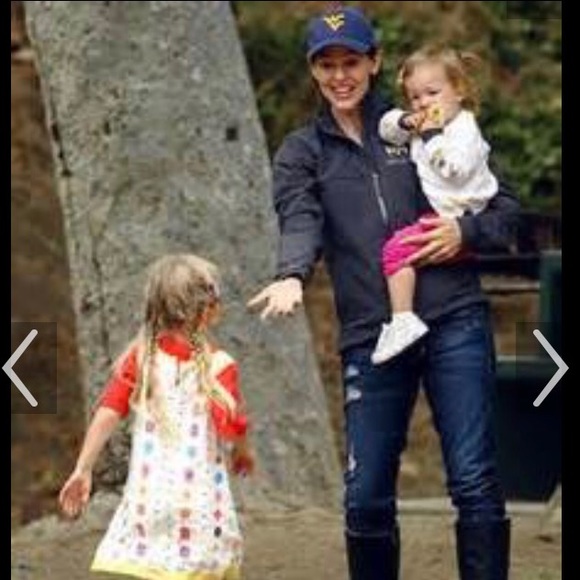 Jennifer Gardner, Emma Roberts, wearing Sinclair!