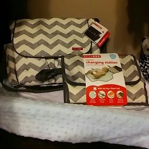 Skip Hop Accessories - Skip Hop Diaper Bag and Pronto Changing Station Skip Hop Accessories - Skip Hop Diaper Bag and Pronto Changing Station