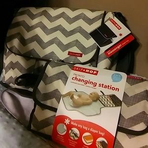 Skip Hop Accessories - Skip Hop Diaper Bag and Pronto Changing Station Skip Hop Accessories - Skip Hop Diaper Bag and Pronto Changing Station