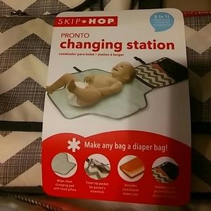Skip Hop Accessories - Skip Hop Diaper Bag and Pronto Changing Station Skip Hop Accessories - Skip Hop Diaper Bag and Pronto Changing Station