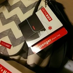 Skip Hop Accessories - Skip Hop Diaper Bag and Pronto Changing Station Skip Hop Accessories - Skip Hop Diaper Bag and Pronto Changing Station
