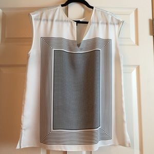 Geometric patterned top