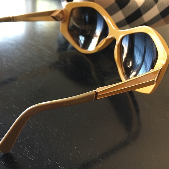 Brand new ! Burberry women's sunglasses - Picture 2 of 4