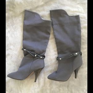 Grey NWT boots with braid detail 🌟
