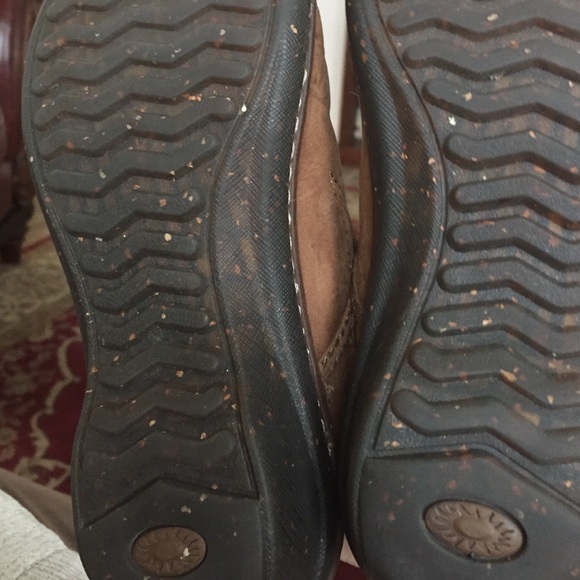 UGGS - Picture 3 of 4