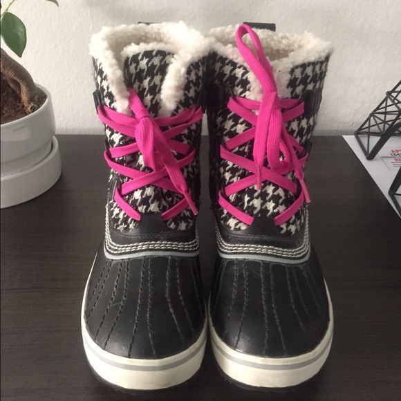 Sorel Black & White Houndsooth Tivoli Boots