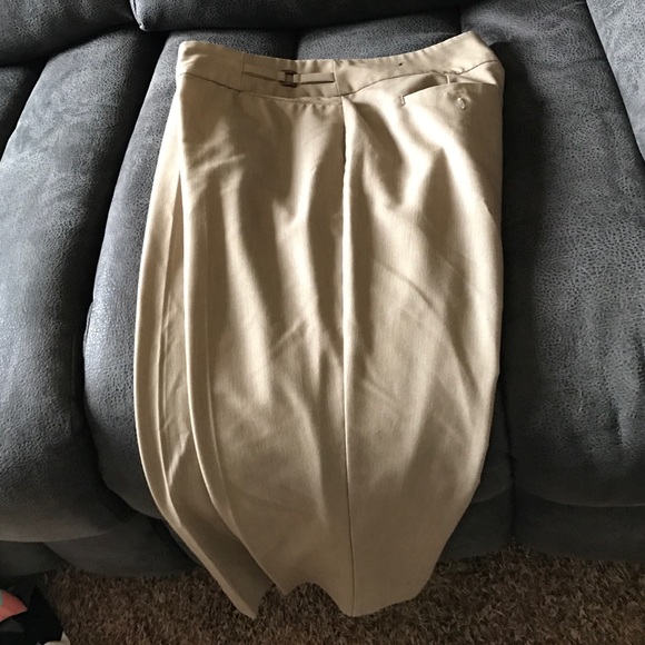 Women's tan capris - Picture 3 of 4