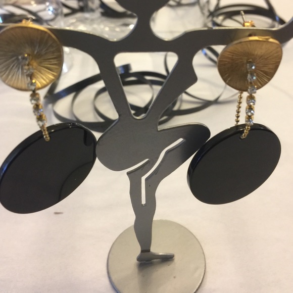 Gorgeous pair of Earrings-Brand new - Picture 2 of 4