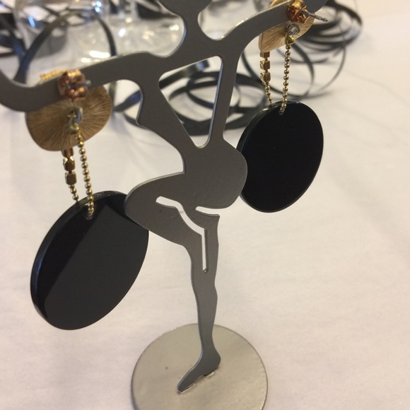 Gorgeous pair of Earrings-Brand new - Picture 3 of 4