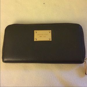 MICHAEL KORS zip around wallet