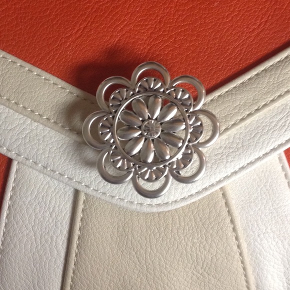 Grace Adele Clip-On - Picture 3 of 3