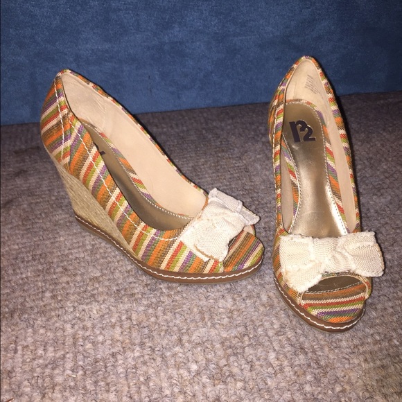 R2 fall colored striped wedges