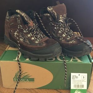 Waterproof camo hiking boots. Unisex.