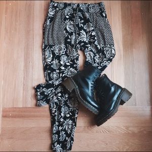 Printed black and white floral jogger XS