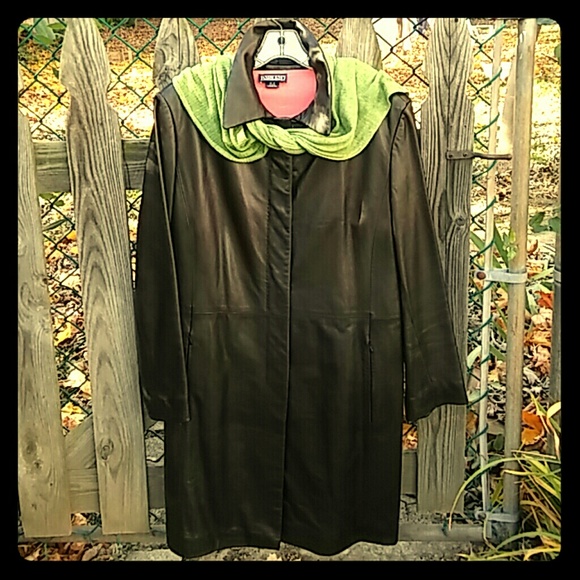 Fully lined leather coat in black sz Med