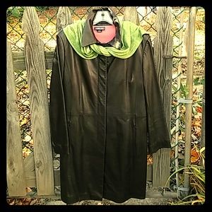 Fully lined leather coat in black sz Med