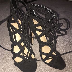BRAND NEW laced heels!! Size 7.5w 🔥