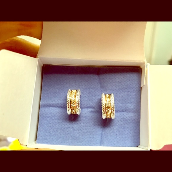 Cute gold earrings (Avon)