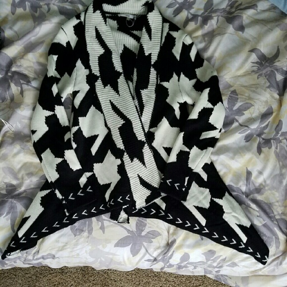 🎉HP🎉 NWOT Black and white waterfall sweater - Picture 3 of 3
