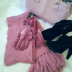 🎄NEW LISTING!🎄 Isatoner velvet gloves & scarf
