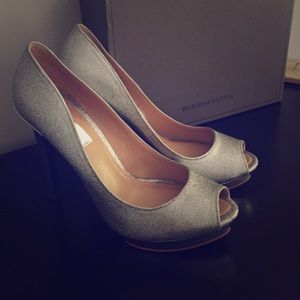 LNWB BCBGMAXAZRIA Dart Silver peep-toe pump sz 8.5