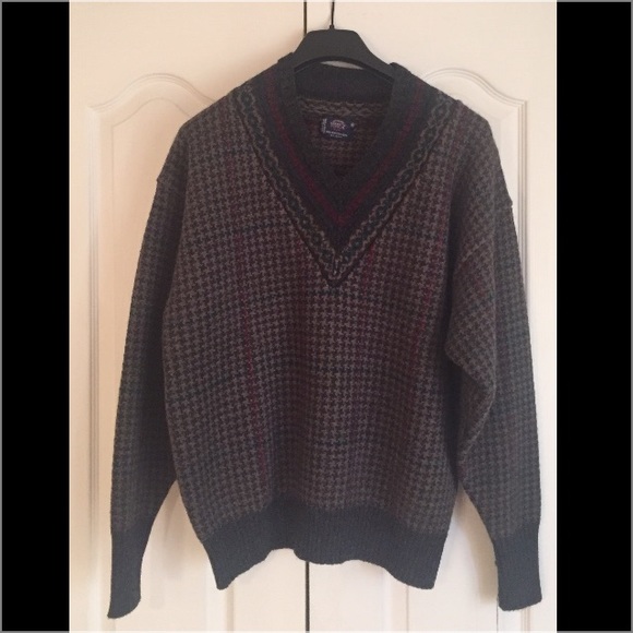 Kenneth Gordon 100% Wool V-Neck Men's Sweater