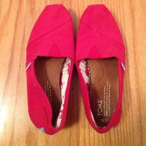 Lightly used red Toms